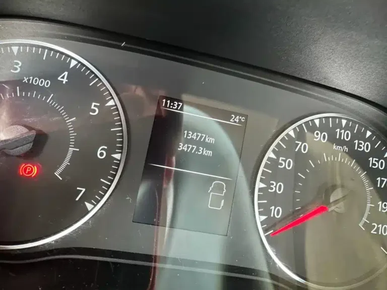 Toyota PROACE van użytkowy w kolorze białym – widok z przodu