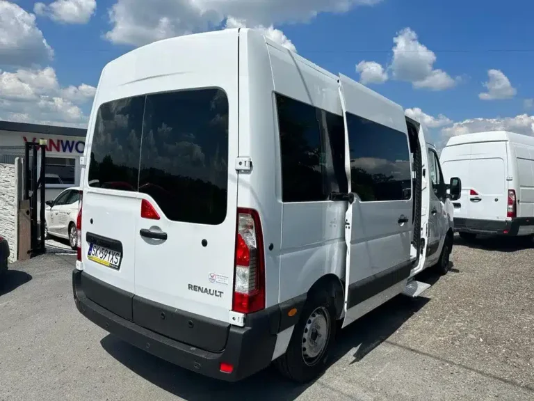 Toyota PROACE samochód dostawczy w ruchu na drodze