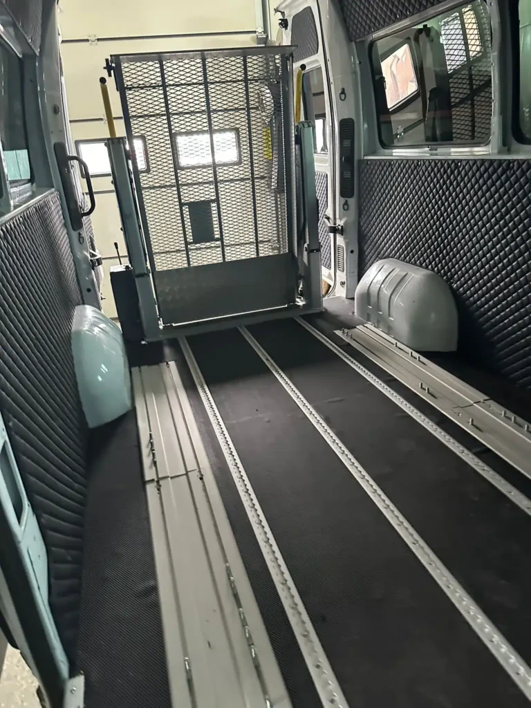 Toyota PROACE – wnętrze kabiny kierowcy z deską rozdzielczą