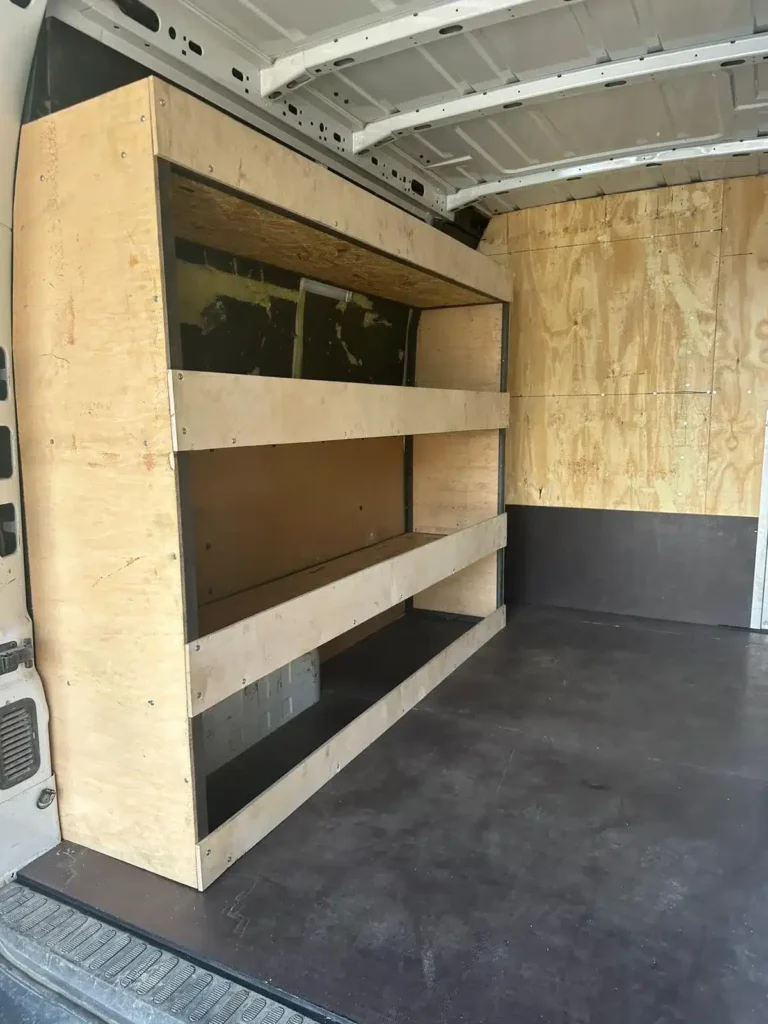 Renault Master – tył auta z otwartymi drzwiami ładunkowymi