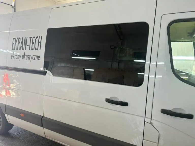 Renault Master – widok 3/4 z przodu i logo Renault