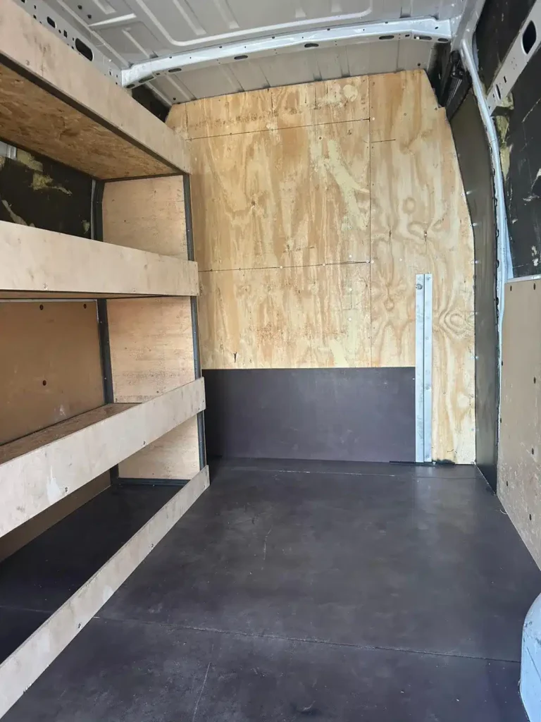 Renault Master – van dostawczy na drodze, pełny profil auta