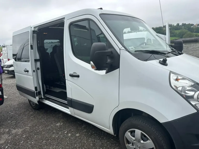 Renault Master – przesuwne drzwi boczne do przestrzeni ładunkowej