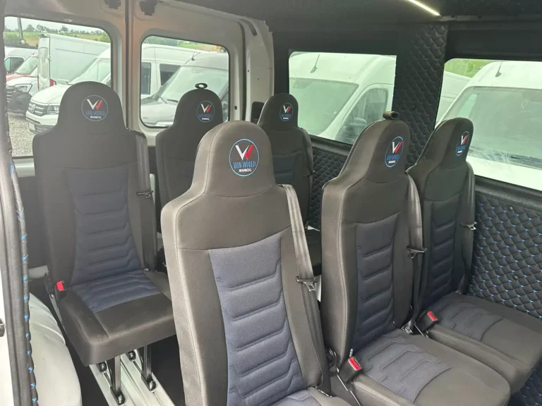 Renault Master – tylne drzwi rozwarte pod kątem 180°