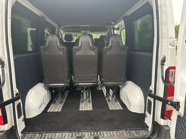 Renault Master – podłoga przestrzeni ładunkowej oraz uchwyty mocowania