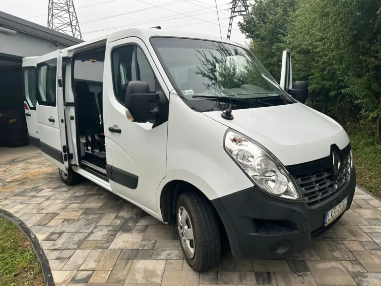 Renault Master – przestrzeń ładunkowa z otwartymi tylnymi drzwiami