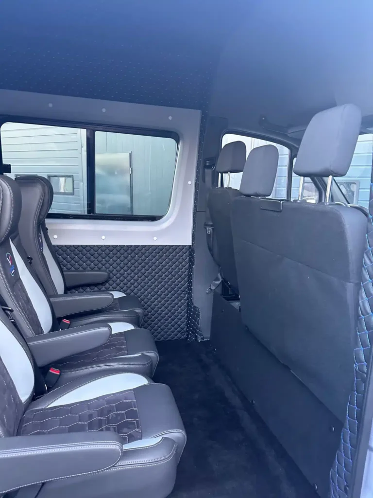 Mercedes Sprinter – wnętrze auta dostawczego z zabezpieczoną podłogą i ścianami