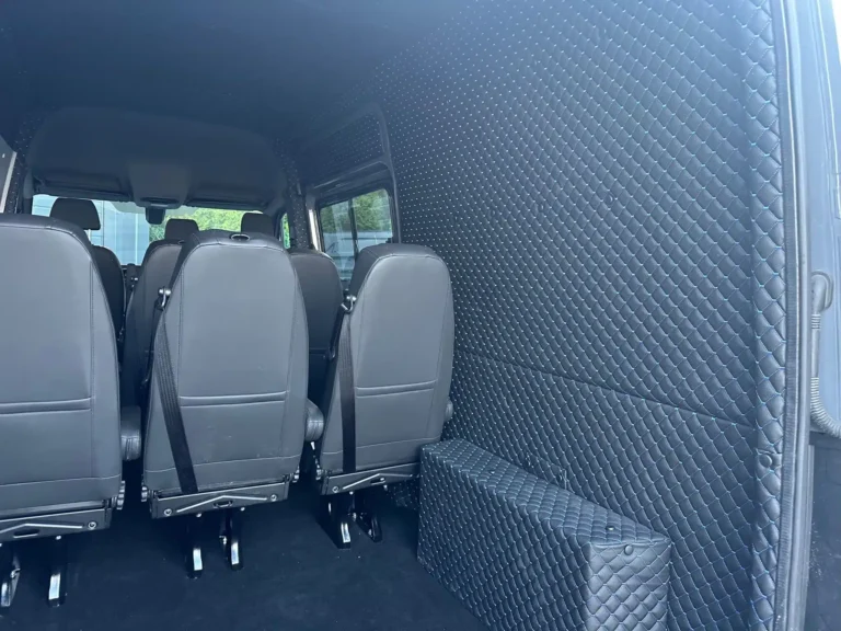 Mercedes Sprinter – wnętrze auta dostawczego z zabezpieczoną podłogą i ścianami