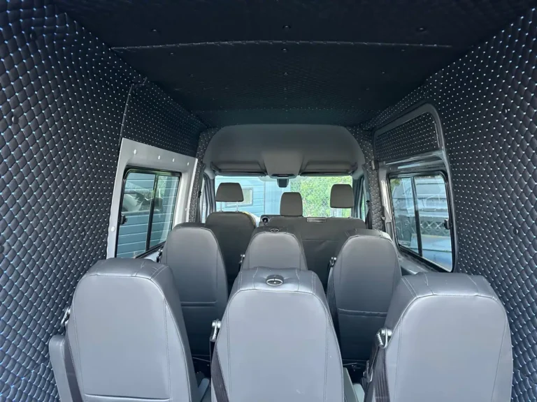 Mercedes Sprinter – wnętrze auta dostawczego z zabezpieczoną podłogą i ścianami