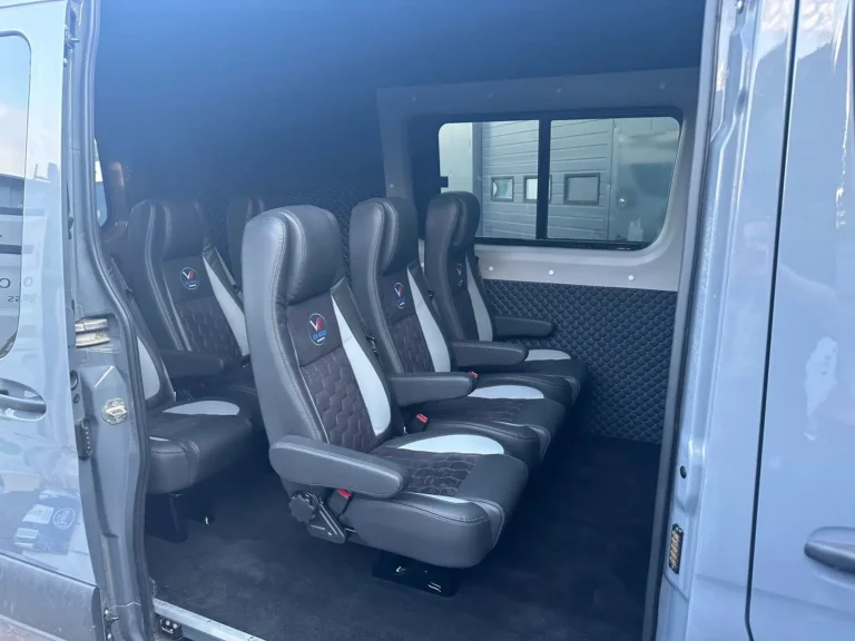 Mercedes Sprinter – wnętrze auta dostawczego z zabezpieczoną podłogą i ścianami