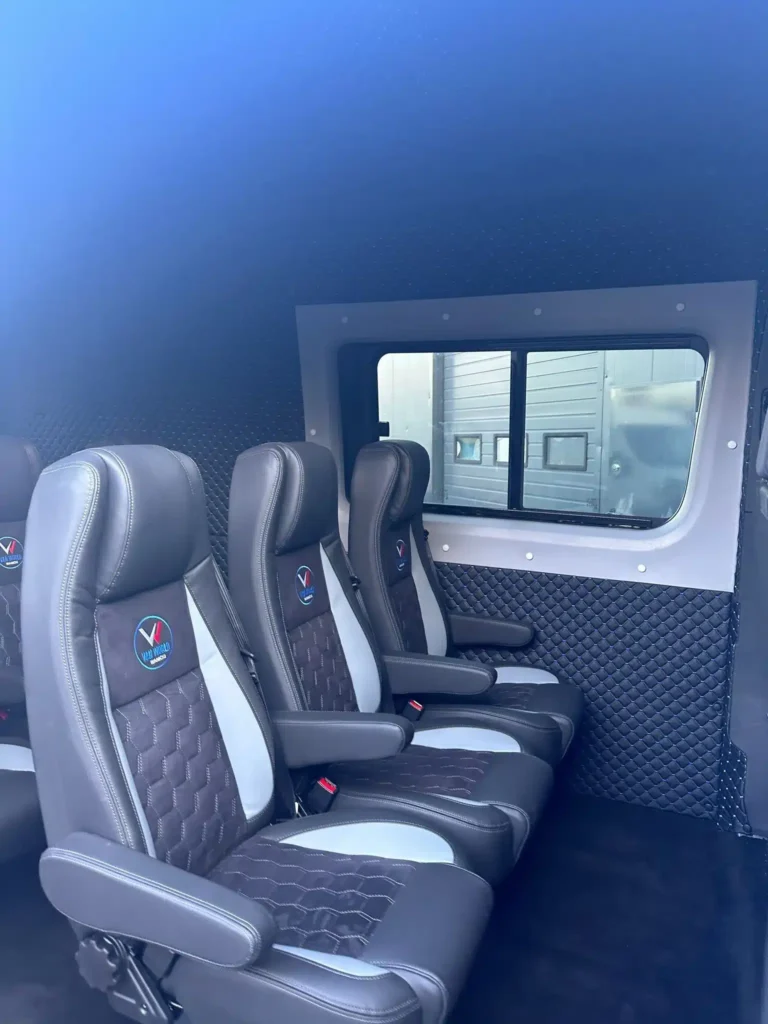 Mercedes Sprinter – wnętrze auta dostawczego z zabezpieczoną podłogą i ścianami