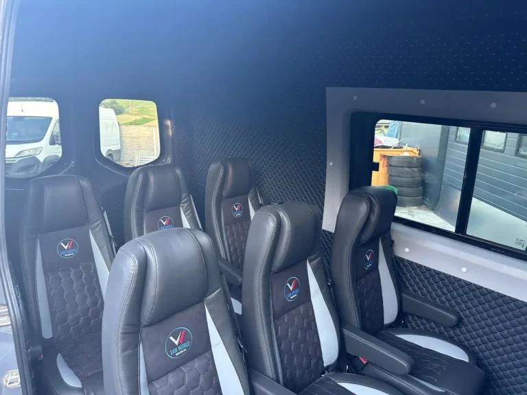 Mercedes Sprinter – wnętrze auta dostawczego z zabezpieczoną podłogą i ścianami