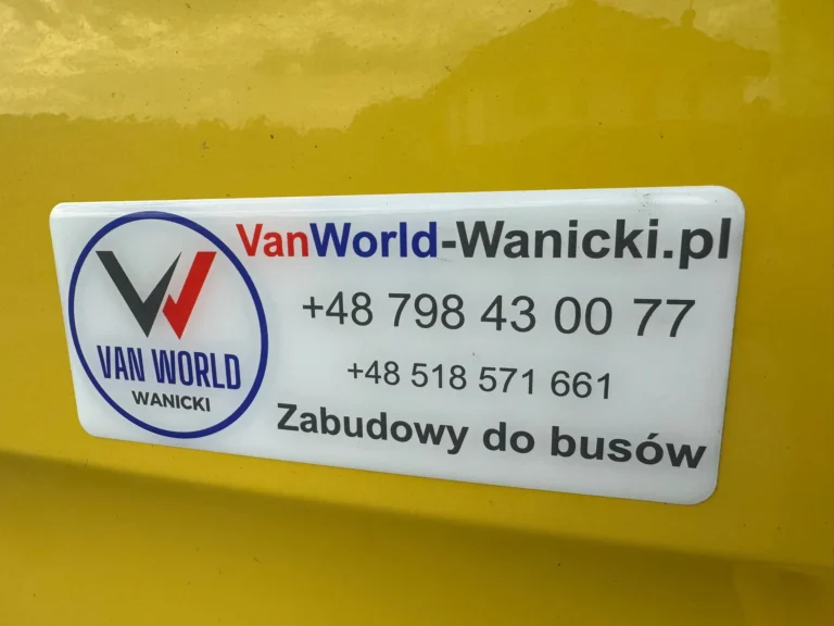 Mercedes-Benz Sprinter z zabudową – widok zewnętrzny samochodu dostawczego