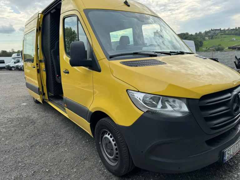 Mercedes Sprinter – wnętrze auta dostawczego z zabezpieczoną podłogą i ścianami