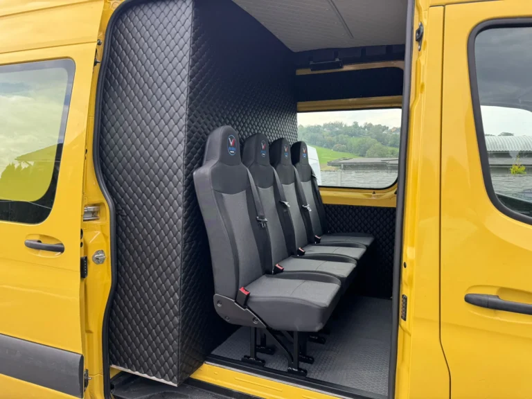 Mercedes Sprinter – widok tylnej części pojazdu z otwartą ładownią