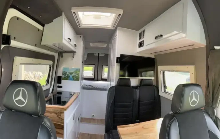 Mercedes Sprinter – boczny widok samochodu dostawczego