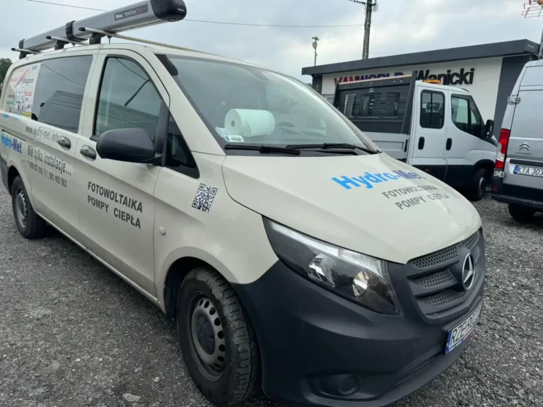 Mercedes Vito – wnętrze auta dostawczego z zabezpieczoną podłogą i ścianami