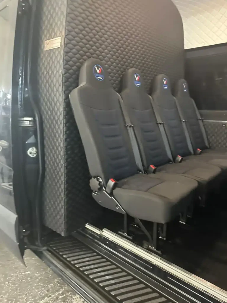 Mercedes Sprinter – wnętrze auta dostawczego z zabezpieczoną podłogą i ścianami