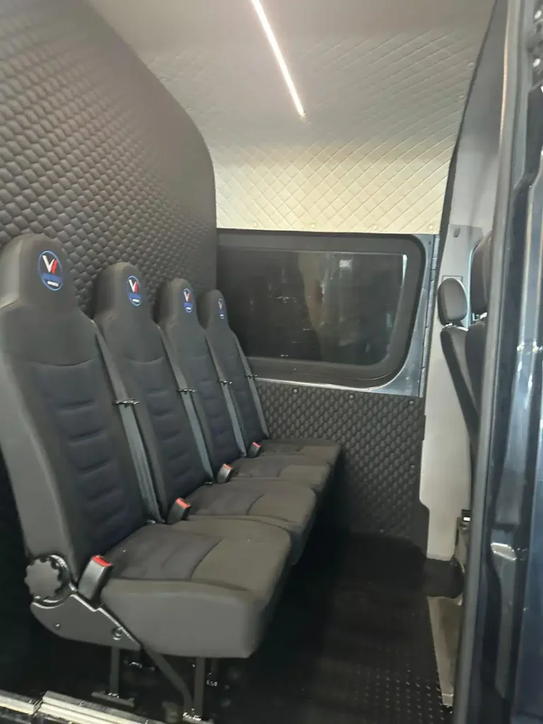 Mercedes Sprinter – wnętrze auta dostawczego z zabezpieczoną podłogą i ścianami