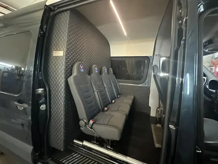 Mercedes Sprinter – wnętrze auta dostawczego z zabezpieczoną podłogą i ścianami