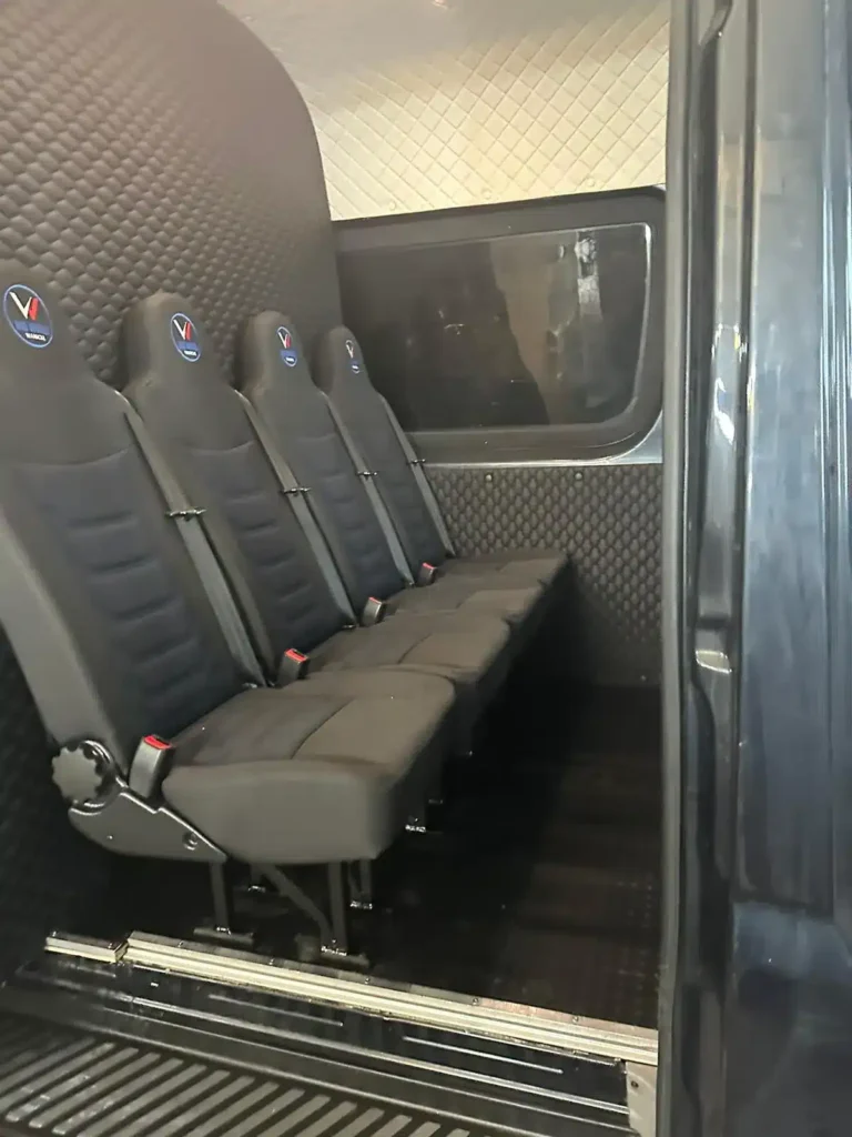 Mercedes Sprinter – wnętrze auta dostawczego z zabezpieczoną podłogą i ścianami