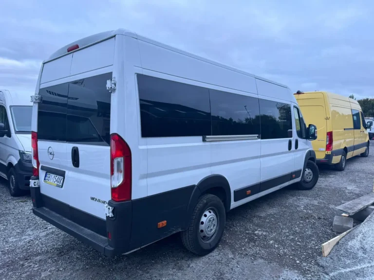 Opel Movano furgon – widok boczny z logo Opel