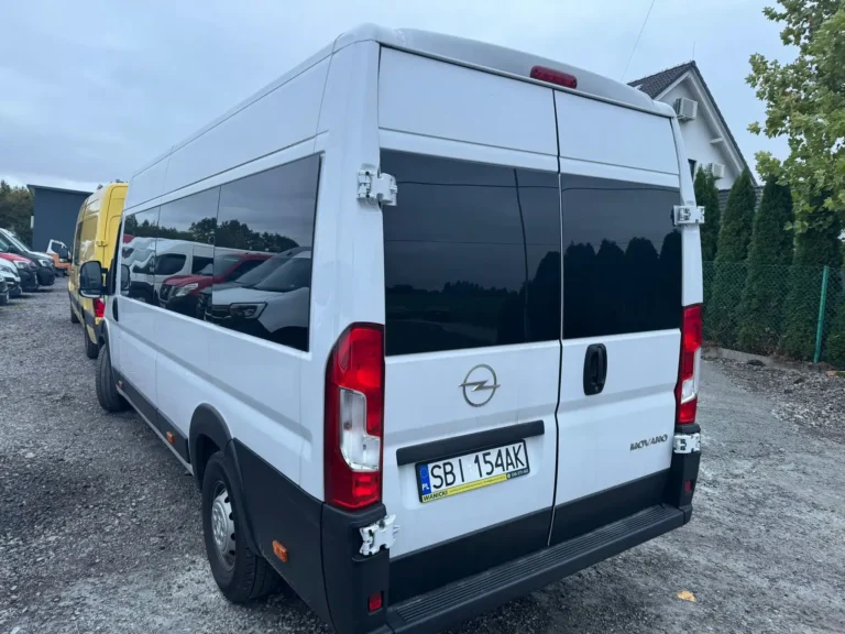 Opel Movano – tylne drzwi i przestrzeń ładunkowa z zewnątrz