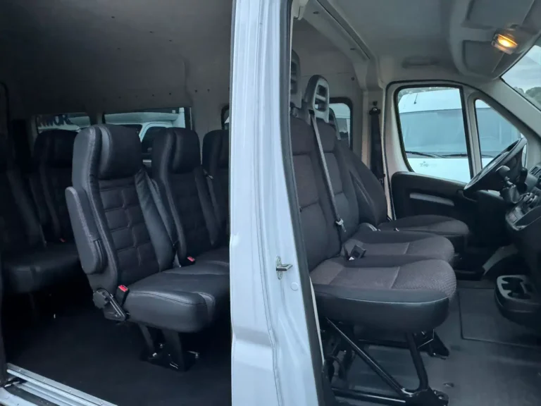 Opel Movano – widok 3/4 z przodu i charakterystyczne reflektory