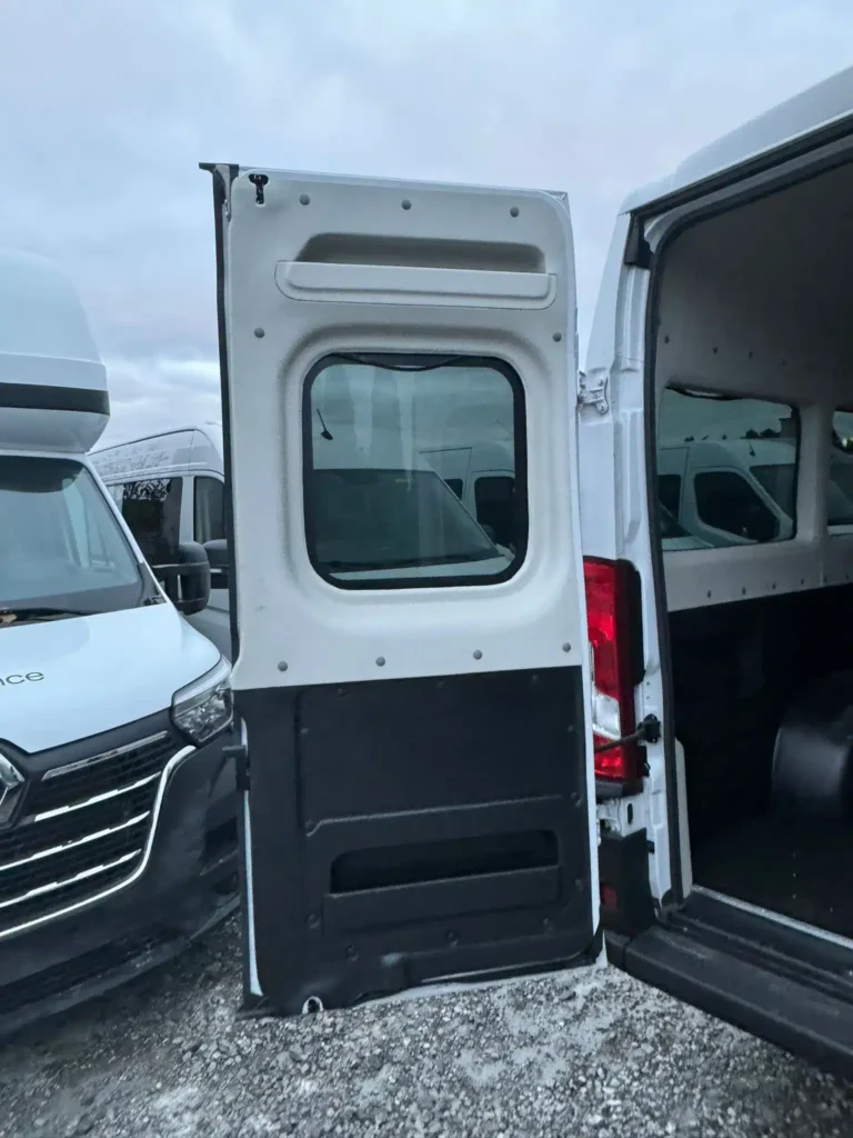 Opel Movano w ruchu – auto użytkowe na drodze