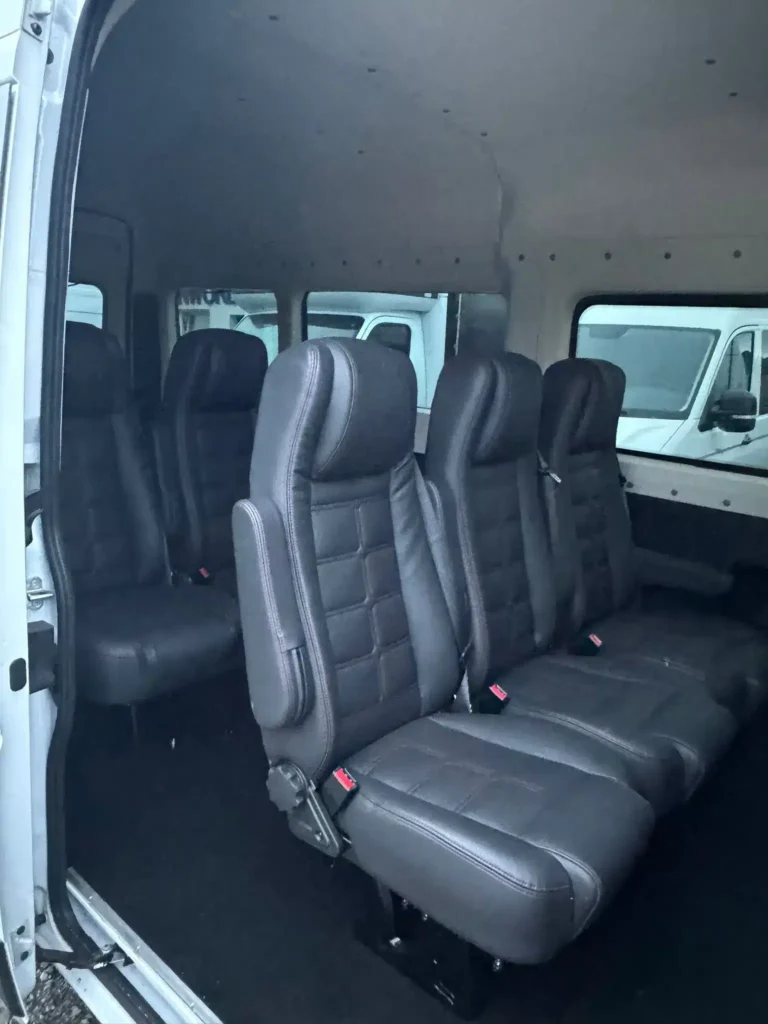 Opel Movano – reflektory przednie i grill z logo marki