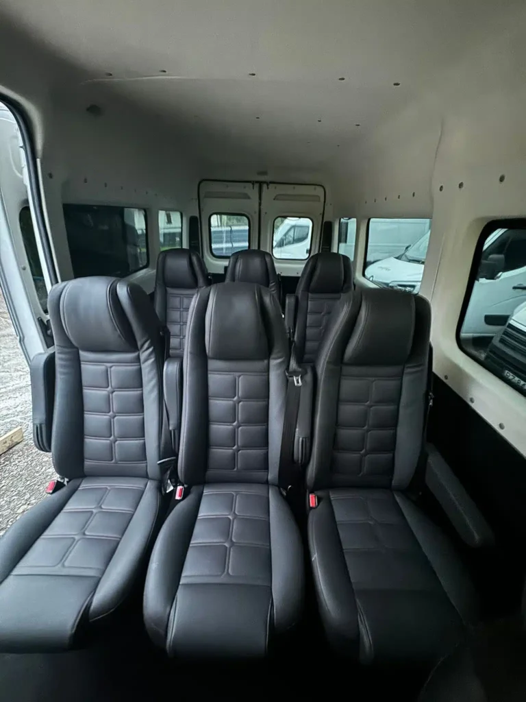 Opel Movano van dostawczy – widok z przodu na cały pojazd