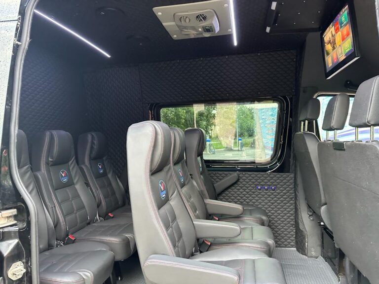 Mercedes Sprinter – wnętrze auta dostawczego z zabezpieczoną podłogą i ścianami