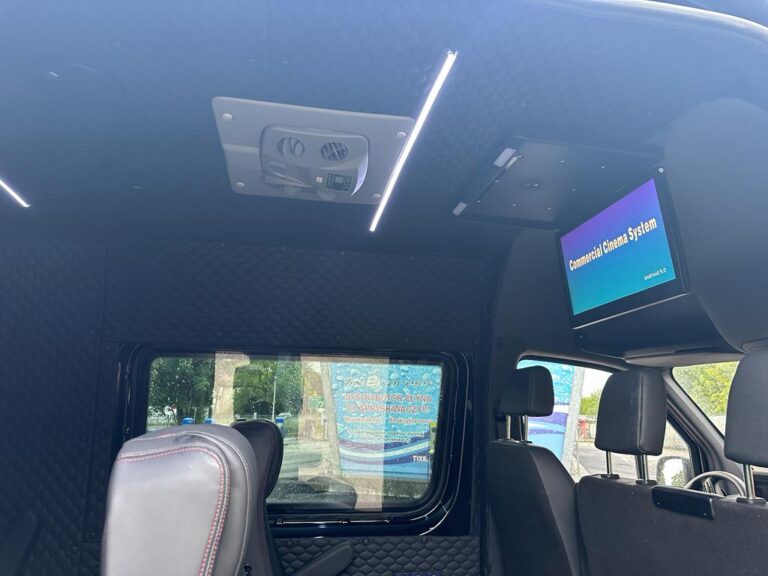 Mercedes Sprinter – wnętrze auta dostawczego z zabezpieczoną podłogą i ścianami