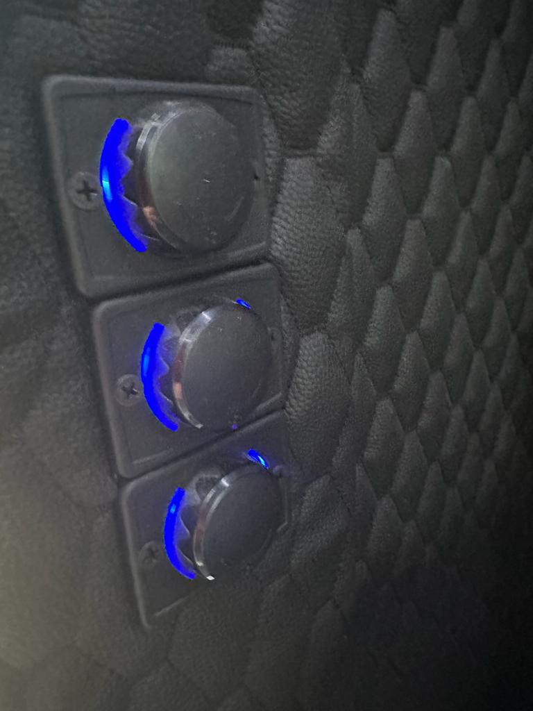 Mercedes Sprinter – wnętrze furgonu z izolacją i panelami ochronnymi