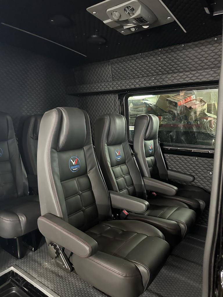 Mercedes Sprinter – wnętrze auta dostawczego z zabezpieczoną podłogą i ścianami