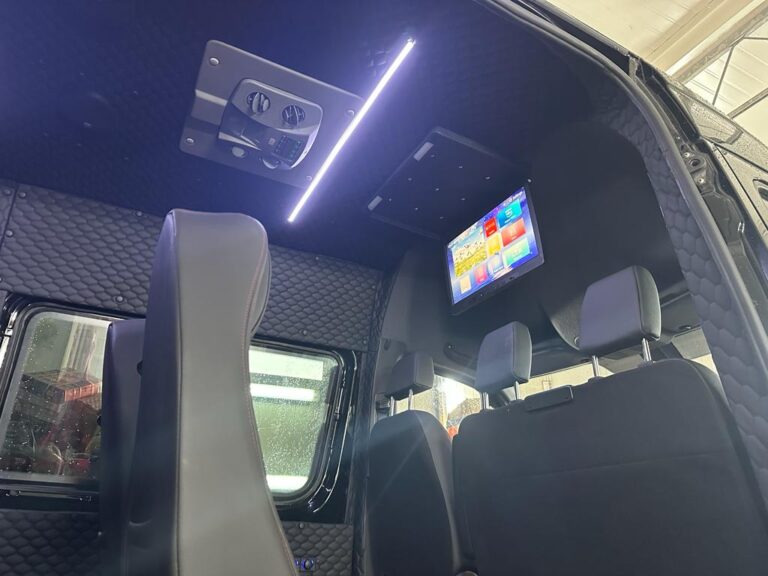 Mercedes Sprinter – wnętrze auta dostawczego z zabezpieczoną podłogą i ścianami