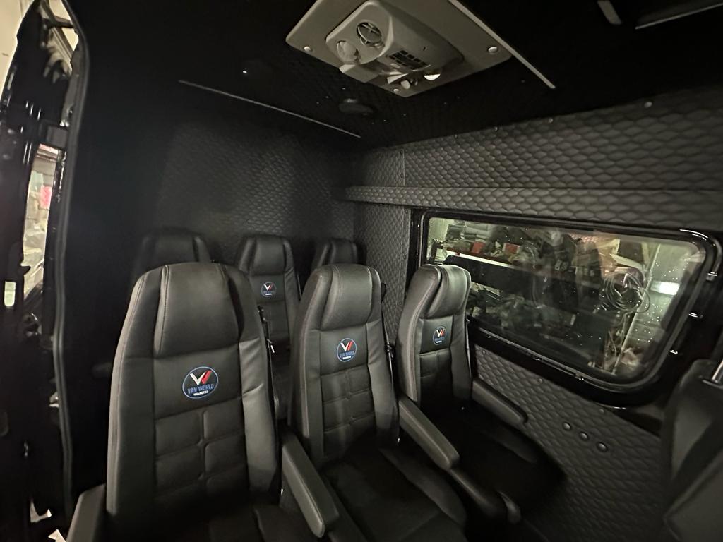Mercedes Sprinter – wnętrze auta dostawczego z zabezpieczoną podłogą i ścianami