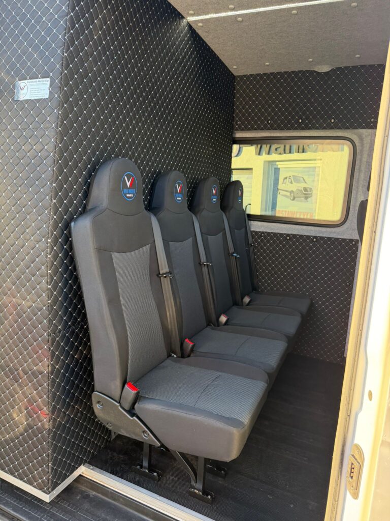 Zabudowa przestrzeni ładunkowej MAN TGE – wykończone wnętrze busa