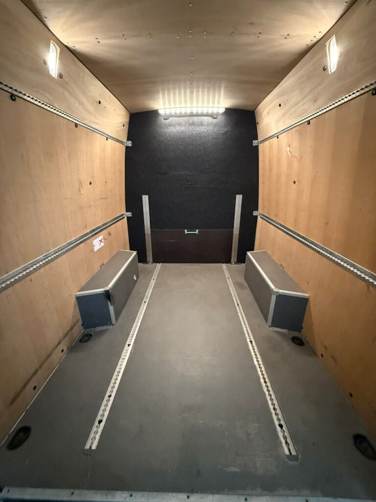 Iveco Daily – nadwozie furgonu z widocznym logo marki