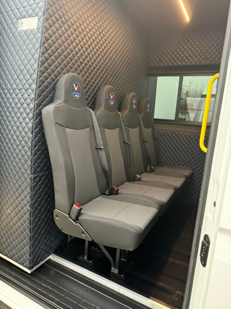 Iveco Daily – konsola centralna z ekranem i przyciskami