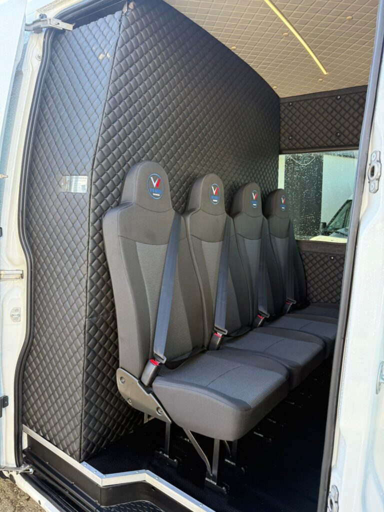 Iveco Daily podczas jazdy – van użytkowy na drodze