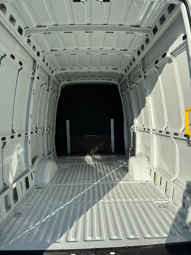 Iveco Daily – ładownia z perspektywy wejścia do ładunku