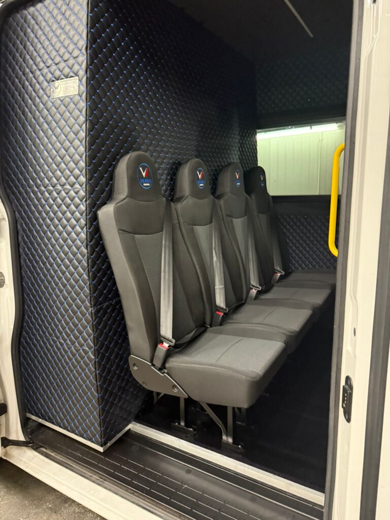 Iveco Daily – tył auta z otwartymi drzwiami cargo