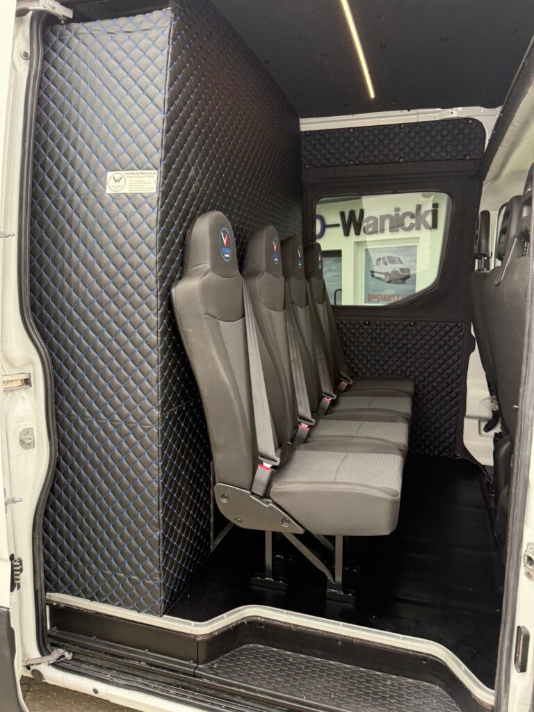 Iveco Daily – tył auta z otwartymi drzwiami cargo