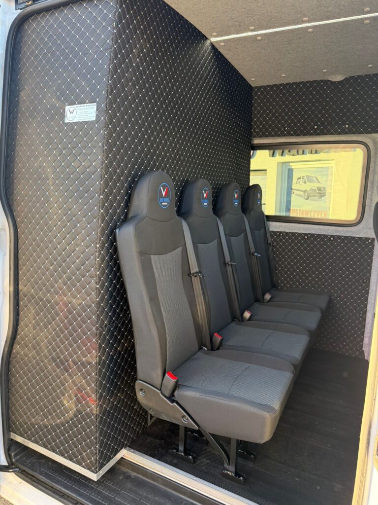 Volkswagen Crafter – załadunek towarów przez tylne drzwi furgonu