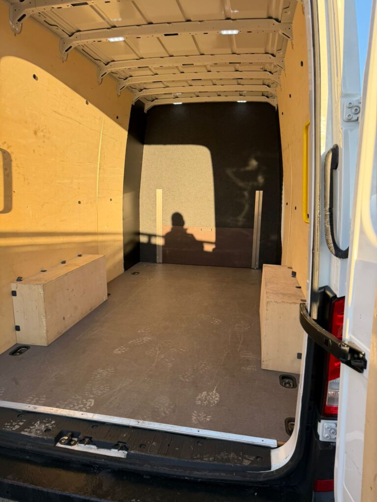 Volkswagen Crafter – wnętrze przestrzeni ładunkowej z uchwytami mocowania