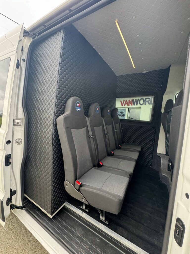 Volkswagen Crafter – zbliżenie koła i nadkola użytkowego vana