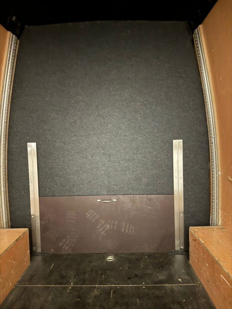 Iveco Daily – tył auta z otwartymi drzwiami cargo