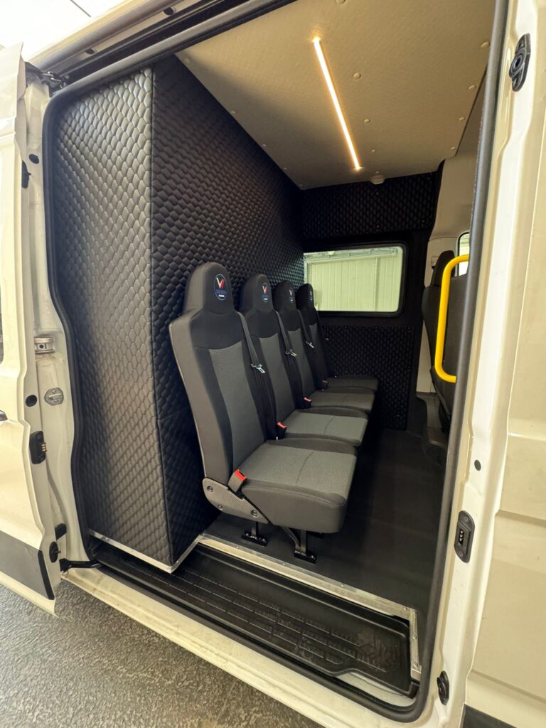 Volkswagen Crafter van w ruchu na drodze – model użytkowy