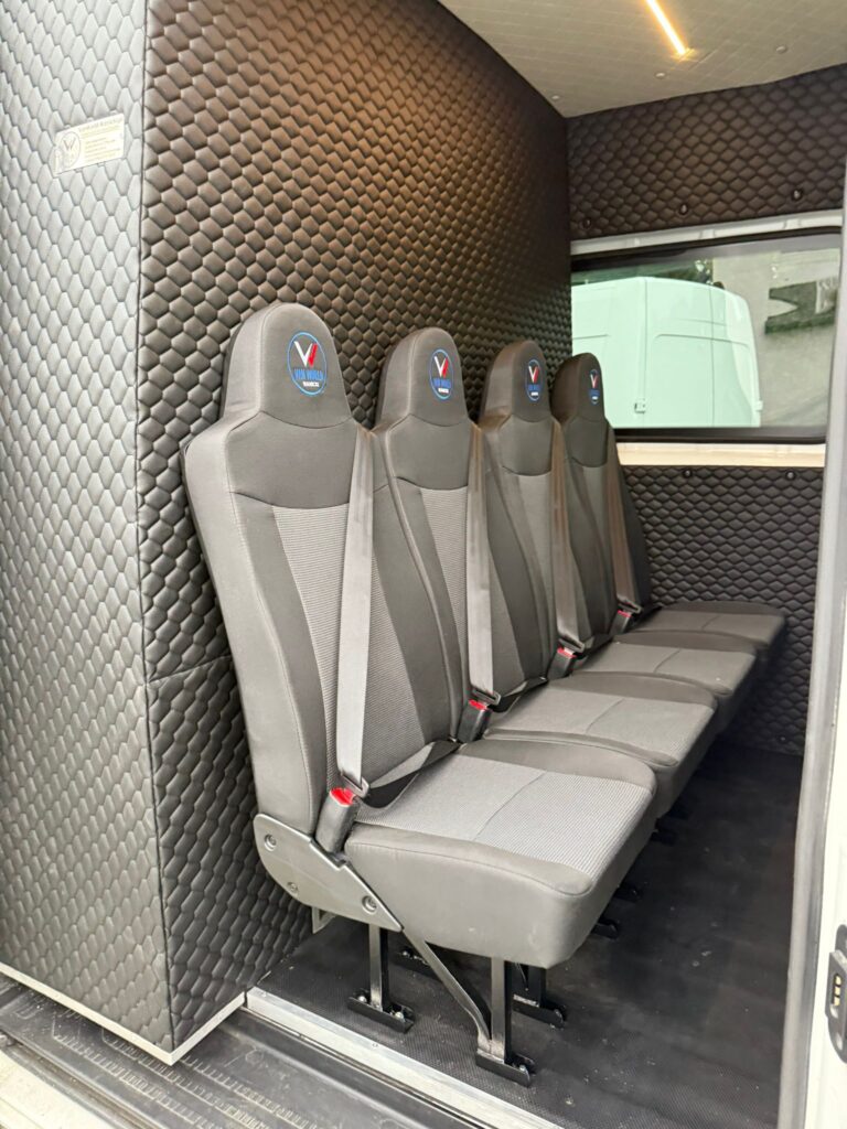 Volkswagen Crafter – reflektory przednie LED i detal maski